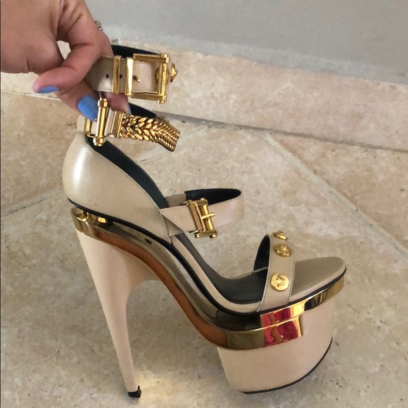 Versace Nude & Gold Sandal Pump - Picture 6 of 8